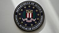 Foto del escudo del FBI en las oficinas del departamento.