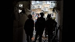 عناصر من الأمن وفرق الإنقاذ الإسرائيلية يتفقدون موقعاً استهدفه صاروخ إيراني في بني براك، إسرائيل، في 1 أبريل 2026.
