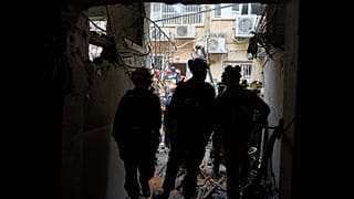 عناصر من الأمن وفرق الإنقاذ الإسرائيلية يتفقدون موقعاً استهدفه صاروخ إيراني في بني براك، إسرائيل، في 1 أبريل 2026.