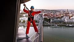 Ein Tourist beim Skywalk auf dem UFO-Turm in Bratislava