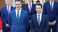El presidente del Gobierno de España, Pedro Sánchez posa en la Moncloa junto Ángel Escribano, expresidente de Indra
