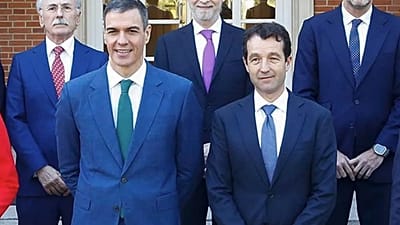 El presidente del Gobierno de España, Pedro Sánchez posa en la Moncloa junto Ángel Escribano, expresidente de Indra