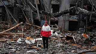 امدادگر هلال احمر در میان خرابه های پس از حملات، تهران، ایران، ۲۸ مارس ۲۰۲۶