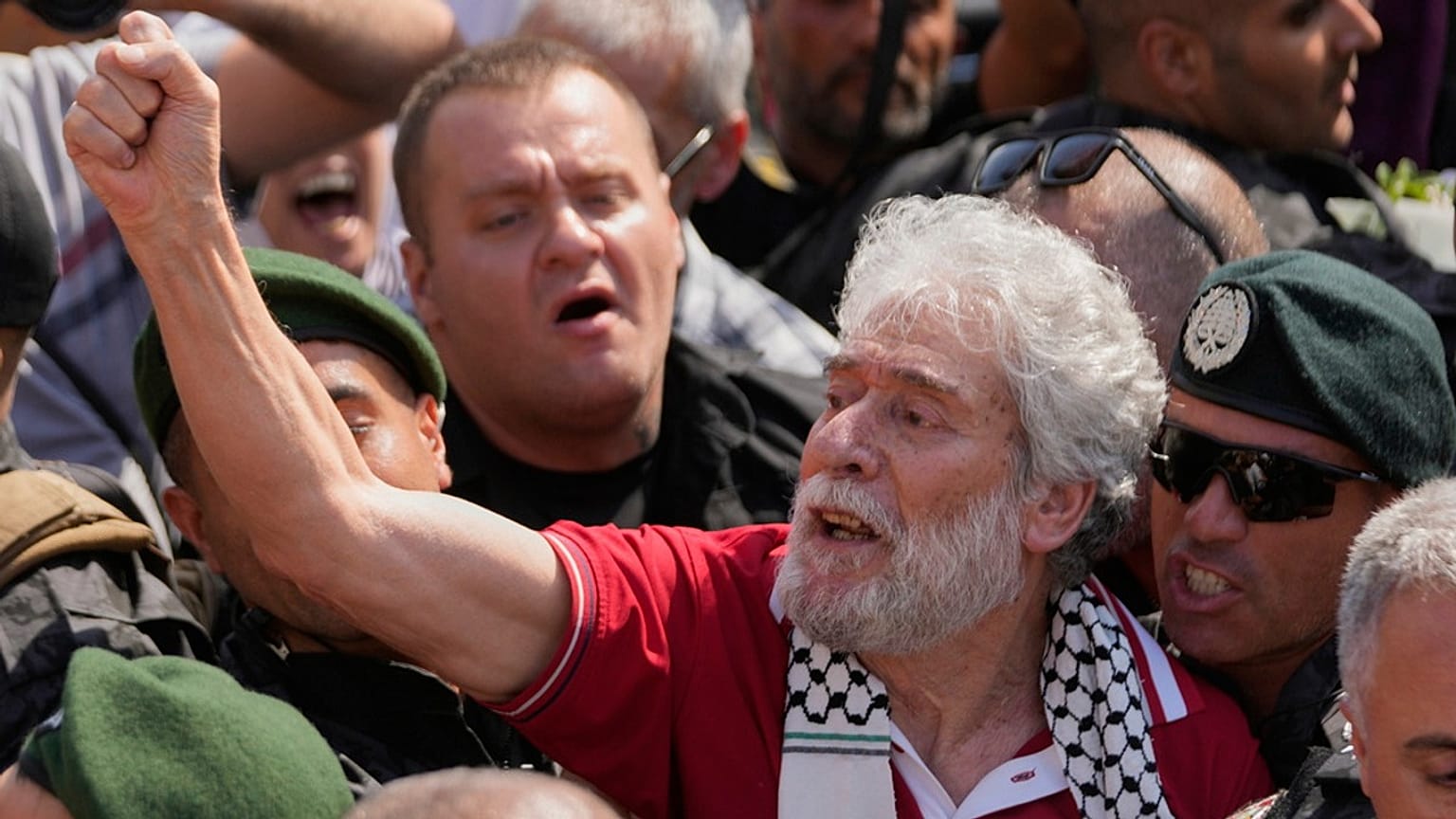 الناشط اللبناني جورج عبد الله يردد هتافات بين مؤيديه لدى وصوله إلى مطار رفيق الحريري الدولي في بيروت، 25 يوليو 2025.