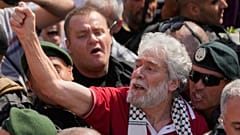 الناشط اللبناني جورج عبد الله يردد هتافات بين مؤيديه لدى وصوله إلى مطار رفيق الحريري الدولي في بيروت، 25 يوليو 2025.