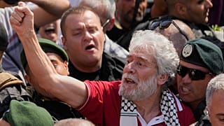 الناشط اللبناني جورج عبد الله يردد هتافات بين مؤيديه لدى وصوله إلى مطار رفيق الحريري الدولي في بيروت، 25 يوليو 2025.