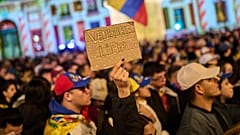 Venezuelanos reúnem-se durante um protesto contra o líder venezuelano deposto Nicolas Maduro em Madrid, a 4 de janeiro de 2026. 