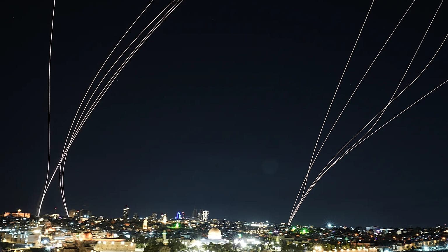 Ισραηλινά συστήματα αεράμυνας βάλλουν για να αναχαιτίσουν πυραύλους που εκτοξεύονται από το Ιράν προς το Ισραήλ, 1 Μαρτίου 2026