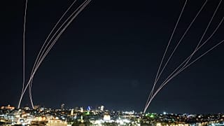 Sistemas de defesa aérea israelitas disparam para intercetar mísseis lançados do Irão em direção a Israel, 1 de março de 2026