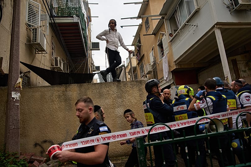 Ισραηλινές δυνάμεις ασφαλείας και κάτοικοι επιθεωρούν περιοχή που χτυπήθηκε από ιρανικό πύραυλο στο Μπνέι Μπρακ, 1 Απριλίου 2026.