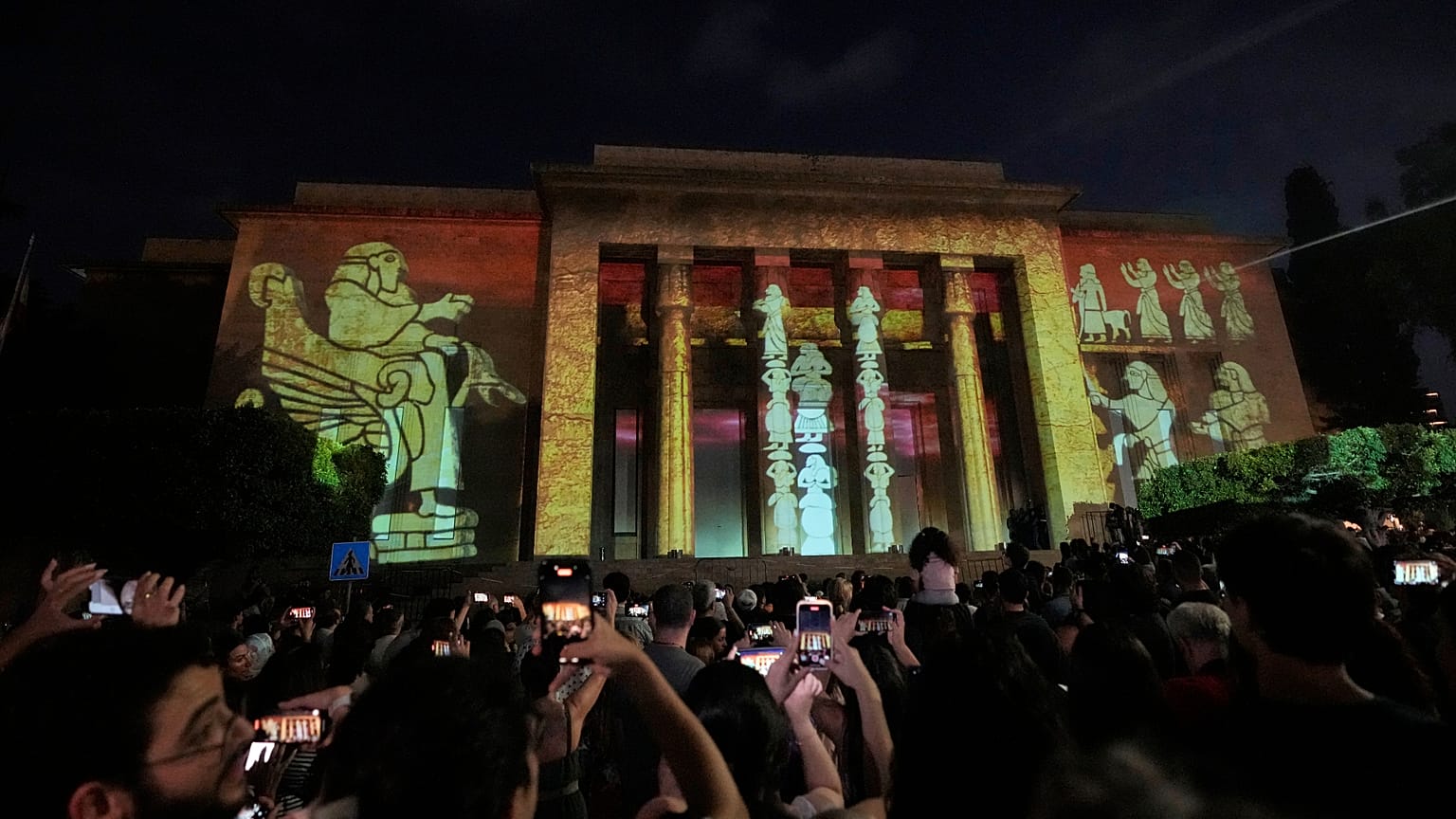 يشاهد الزوار عرضًا ضوئيًا على واجهة المتحف الوطني اللبناني خلال ليلة المتاحف، وهو حدث تفتح فيه العديد من المتاحف في بيروت أبوابها للجمهور مجانًا، في بيروت، لبنان، الثلاثاء 29 