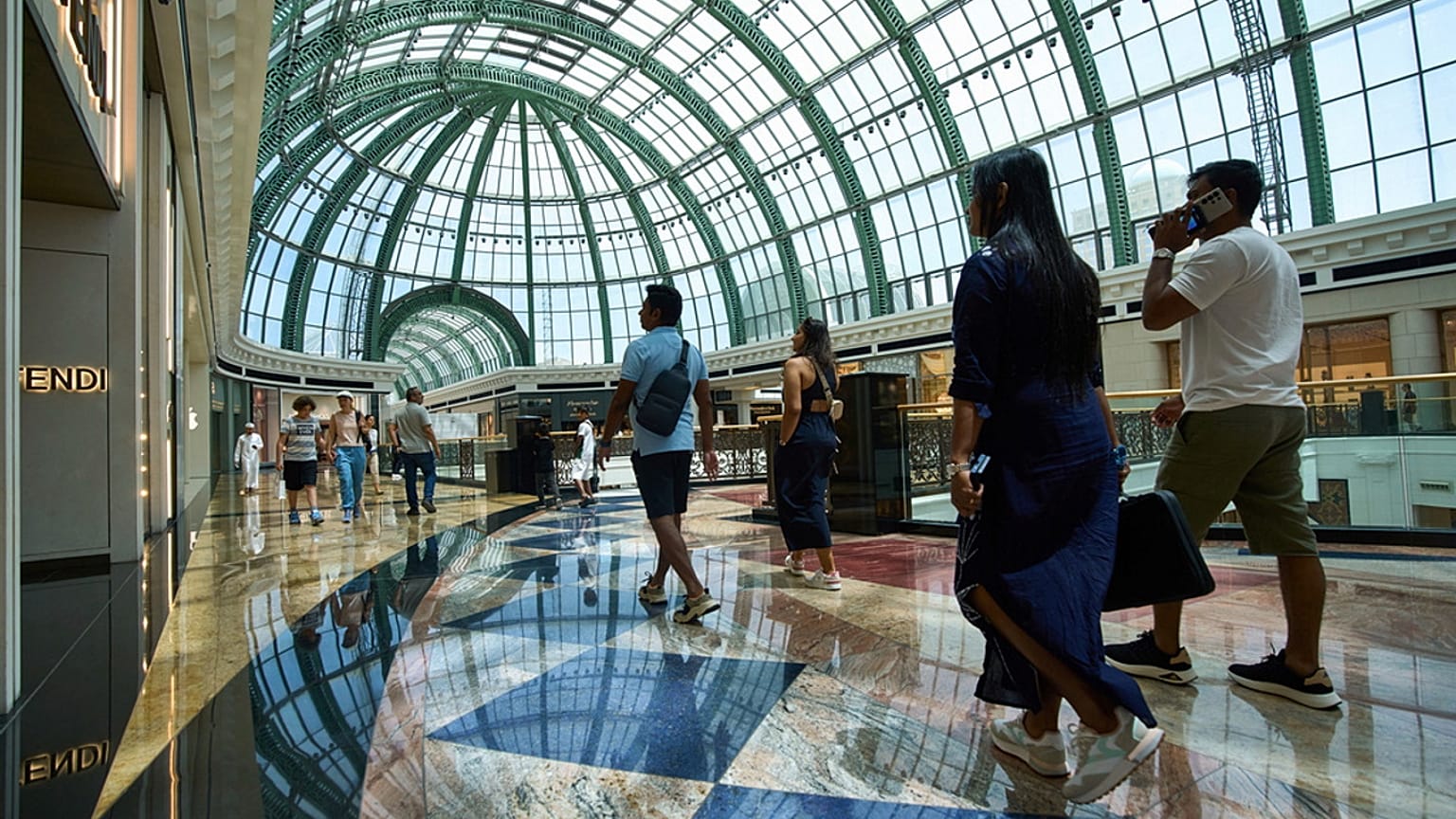 متسوقون يتنقّلون داخل "مول الإمارات" في دبي، الخميس 17 أبريل 2025.