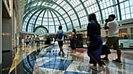 متسوقون يتنقّلون داخل "مول الإمارات" في دبي، الخميس 17 أبريل 2025.
