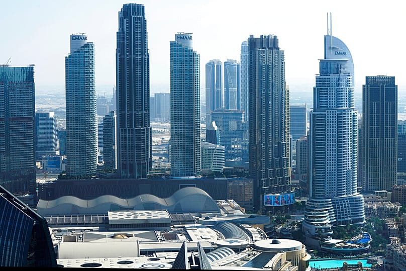 فندق "ذا أدريس داون تاون" (يميناً) قرب "دبي مول" (أسفل اليسار) في دبي، الخميس 17 نوفمبر 2022.