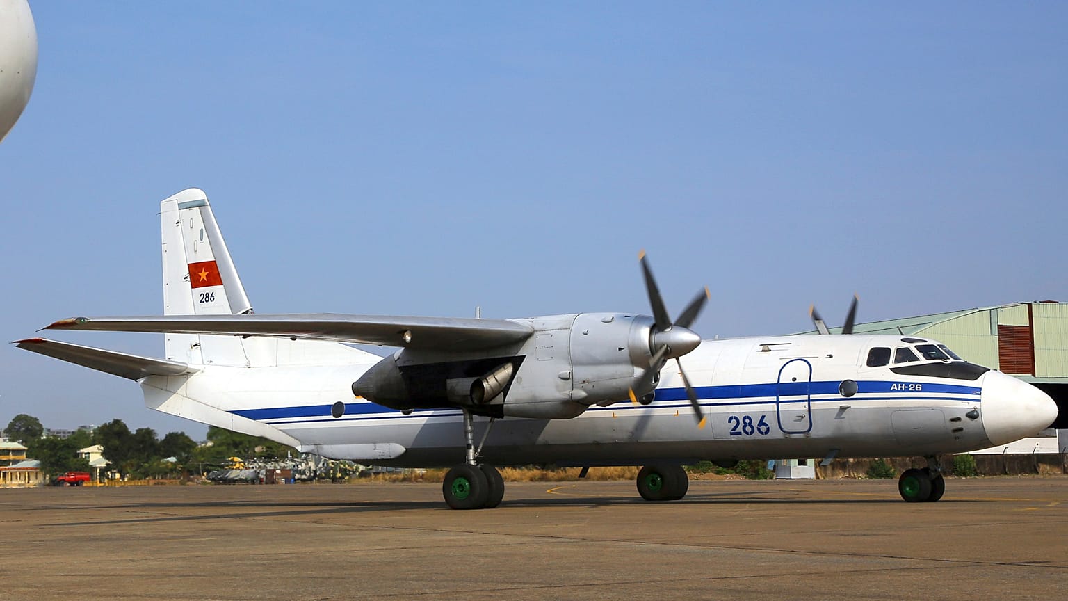 Bir AN-26 uçağı Vietnam'ın Ho Chi Minh kentinde görülüyor, 9 Mart 2014