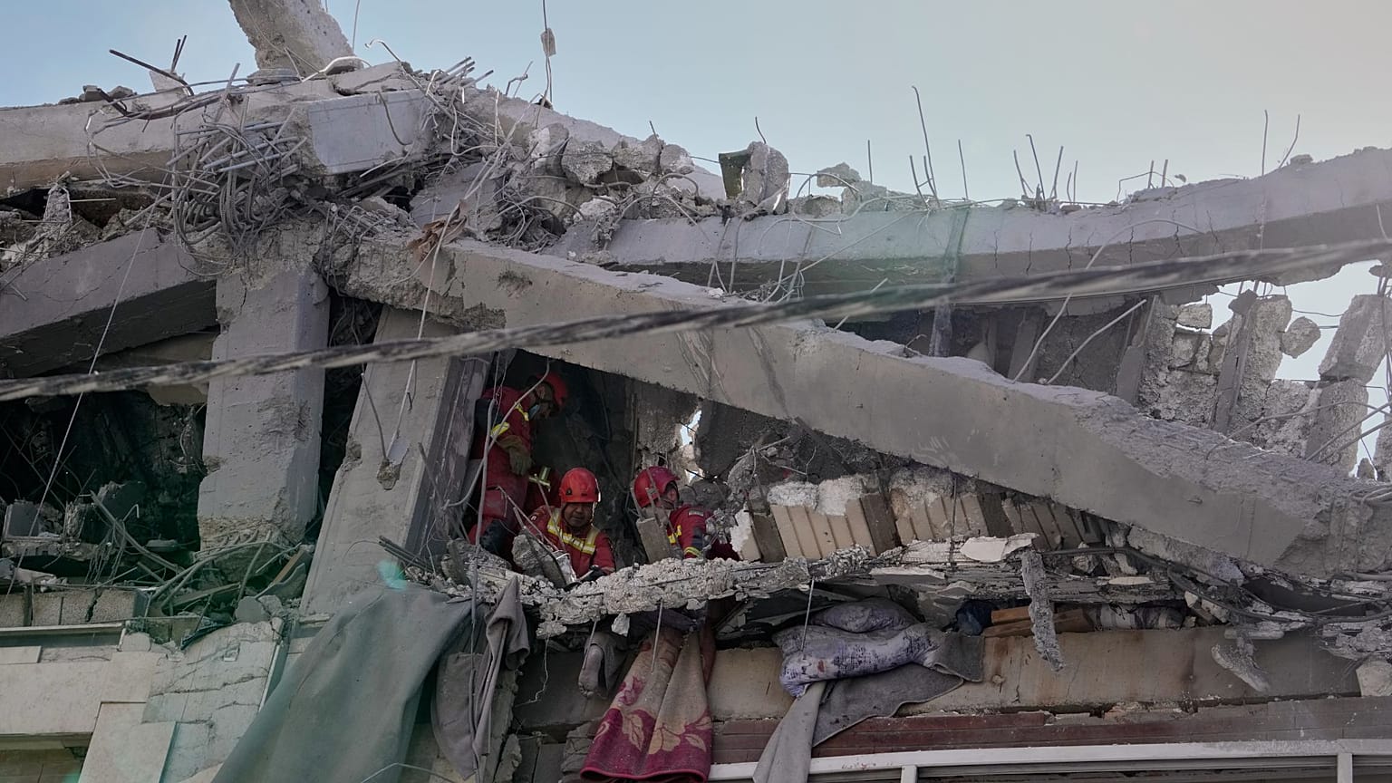 ساختمان تخریب‌ شده در حملات آمریکا و اسرائيل به تهران