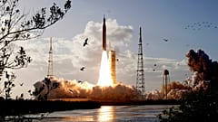 Die Artemis II-Mondrakete der NASA hebt am Mittwoch, 1. April 2026, von der Startrampe 39-B des Kennedy Space Centers in Cape Canaveral, Florida, ab.