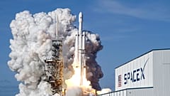 DATEI - Eine schwere Falcon 9-Rakete von SpaceX hebt von der Rampe 39A im Kennedy Space Center in Cape Canaveral, Florida, USA, ab. 6 Febr. 2018