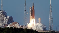 Die Mondrakete Artemis II der NASA startet am ersten April zweitausendsechsundzwanzig von Startrampe 39B im Kennedy Space Center in Cape Canaveral, Florida.