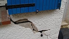 Setzungsrisse im Haus durch quellenden und schrumpfenden Tonboden