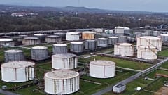 Grandes tanques de petróleo frente a la refinería de BP en Gelsenkirchen, uno de los mayores productores de combustible de Alemania, el miércoles 11 de marzo de 2026. 