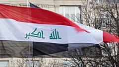 العلم العراقي يظهر على شارع الشانزليزيه في باريس