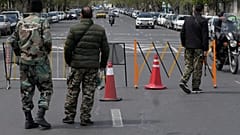 أعضاء من قوات الباسيج شبه العسكرية يقفون عند نقطة تفتيش في طهران، إيران، الأحد 29 مارس 2026. 