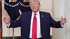 الرئيس دونالد ترامب يلوح بيده بعد حديثه عن الحرب الإيرانية من قاعة كروس بالبيت الأبيض يوم الأربعاء 1 أبريل 2026 في واشنطن. 