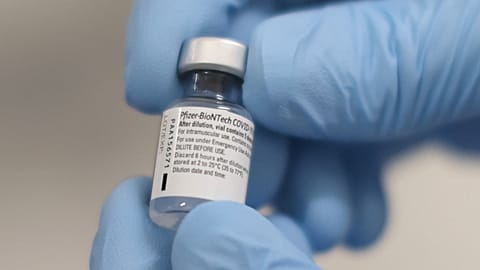 A Pfizer-BioNTech COVID-19 vakcinájának fiolája a belfasti Royal Victoria Kórházban, 2020. december 8-án.