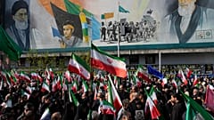 يحمل المشيعون الأعلام الإيرانية في طهران، إيران، الأربعاء 1 أبريل 2026، أثناء تجمعهم خلال موكب جنازة علي رضا تنكسيري، قائد البحرية في الحرس الثوري الإسلامي الإيراني