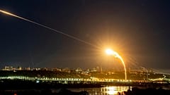 Η ουκρανική αεράμυνα αναχαιτίζει ένα μη επανδρωμένο αεροσκάφος Shahed στον αέρα κατά την τρίτη αεροπορική επίθεση της Ρωσίας στην πρωτεύουσα τις τελευταίες 24 ώρες στο Κίεβο, 30 Μαΐου 2023.