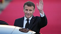 الرئيس الفرنسي إيمانويل ماكرون يلوح بيده لدى وصوله إلى مطار سيول في سيونغنام بكوريا الجنوبية