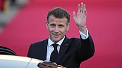 Der französische Präsident Emmanuel Macron winkt bei seiner Ankunft auf dem Flughafen von Seoul in Seongnam, 2. April 2026