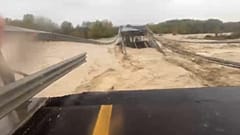 Einsatzkräfte prüfen eine teilweise eingestürzte Brücke über den Fluss Trigno bei Campobasso. Zuvor hatten heftiger Regen und Schnee den Fluss über die Ufer treten lassen.