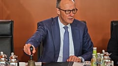 Ο Γερμανός καγκελάριος Φρίντριχ Μερτς χτυπά το κουδούνι καθώς ανοίγει τη συνεδρίαση του υπουργικού συμβουλίου στην Ομοσπονδιακή Καγκελαρία στο Βερολίνο, Γερμανία, Τετάρτη, 1 Απριλίου 2026.