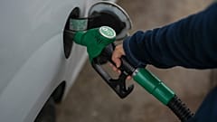 Ein Kunde tankt am Donnerstag, dem zweiten April zweitausendsechsundzwanzig, an einer Tankstelle im französischen Vulaines-sur-Seine bei Paris.