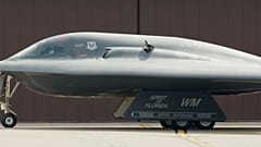 DATEI: Ein B2 Spirit Tarnkappenbomber rollt auf der Whiteman Air Force Base Knob Noster, MO, 16. April 2009 