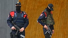DATEI: Albanische Sonderpolizei bewacht ein Hotel in der Innenstadt von Tirana, 11. November 2016