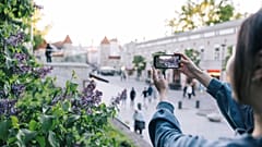 Tourist fotografiert den Viru-Platz in Tallinn