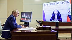 Президент России Владимир Путин слушает и.о. губернатора Курской области Алексея Смирнова во время видеоконференции, 8 августа 2024 года