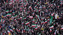 تجمع المشيعون خلال موكب جنازة في طهران، إيران، يوم الأربعاء 1 أبريل/نيسان 2026، لتشييع جثمان علي رضا تانغسيري، قائد القوات البحرية التابعة للحرس الثوري الإيراني، وآخرين قُتلوا