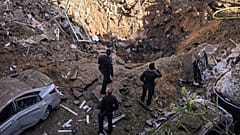 Israelische Sicherheitskräfte und Rettungsteams reagieren am Ort eines iranischen Raketenangriffs in Tel Aviv, 24. März 2026