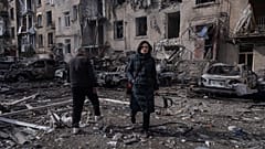 Anwohner betrachten die Schäden nach dem Einschlag einer russischen Fliegerbombe im Stadtzentrum von Druschkiwka, Region Donezk, Ukraine, März. 2, 2026. 