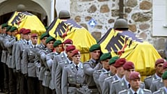 Bundeswehrsoldaten tragen am Freitag, 9. April 2010, nach einer Trauerfeier für die drei in Afghanistan getöteten Soldaten in Selsingen, Niedersachsen