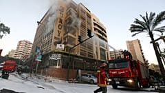 صورة أرشيفية - في هذه الصورة الأرشيفية التي التُقطت يوم الأربعاء 25 يونيو/حزيران 2014، تعمل سيارات الإطفاء على إخماد حريق اندلع بعد أن فجّر انتحاري نفسه في غرفته بأحد فنادق 