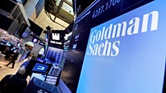 Το λογότυπο της Goldman Sachs πάνω από ένα πόστο διαπραγμάτευσης στο χώρο διαπραγμάτευσης του Χρηματιστηρίου της Νέας Υόρκης, 13 Δεκεμβρίου 2016. 
