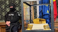 A police officer stands by a stolen 2,500-year-old Coțofenești helmet in Assen, 2 April, 2026