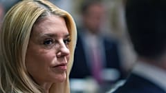 US-Generalstaatsanwältin Pam Bondi hört während einer Kabinettssitzung im Weißen Haus zu, 26. März 2026
