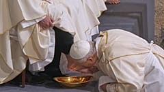 Papst Leo XIV. küsst einem Priester während der traditionellen Gründonnerstagsfeier die Füße