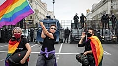 LGBTQ+ ακτιβιστές κατά τη διάρκεια συγκέντρωσης της αντιπολίτευσης για να διαμαρτυρηθούν για τα επίσημα αποτελέσματα των προεδρικών εκλογών στο Μινσκ, 6 Σεπτεμβρίου 2020